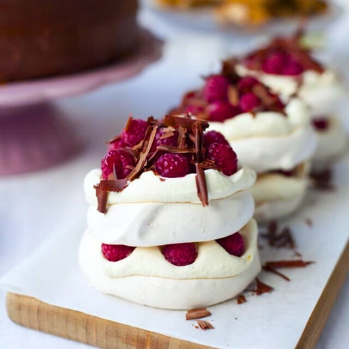 Mini Pavlova de Frambuesas con Virutas de Chocolate