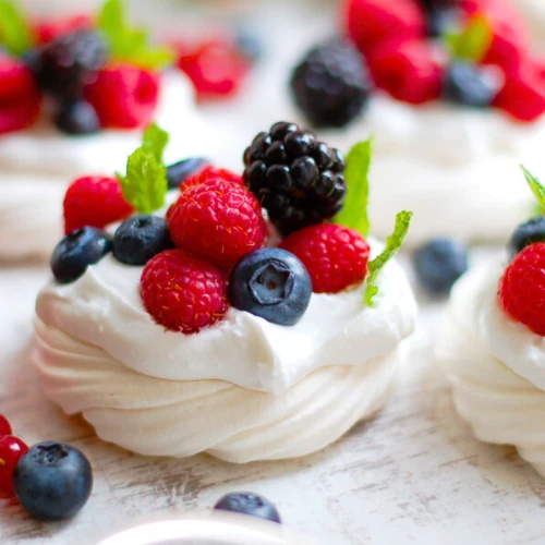 Mini Pavlova Clásica con Frutas